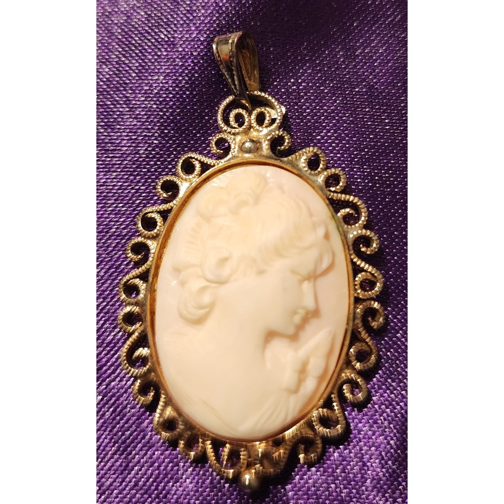 VTG Hobe Signed Cameo Pendant Gold Tone Filigree Ornate Oval Peach Cream